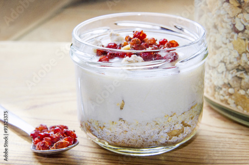 Colazione nutriente Yogurt frutta e cereali