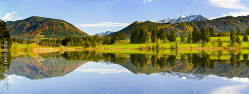 Panorama Landschaft in Bayern im Allgäu mit Wasserspiegelung