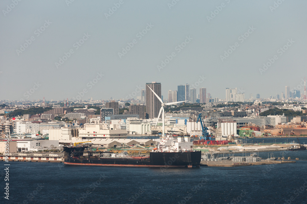 横浜港　貨物船と風力発電