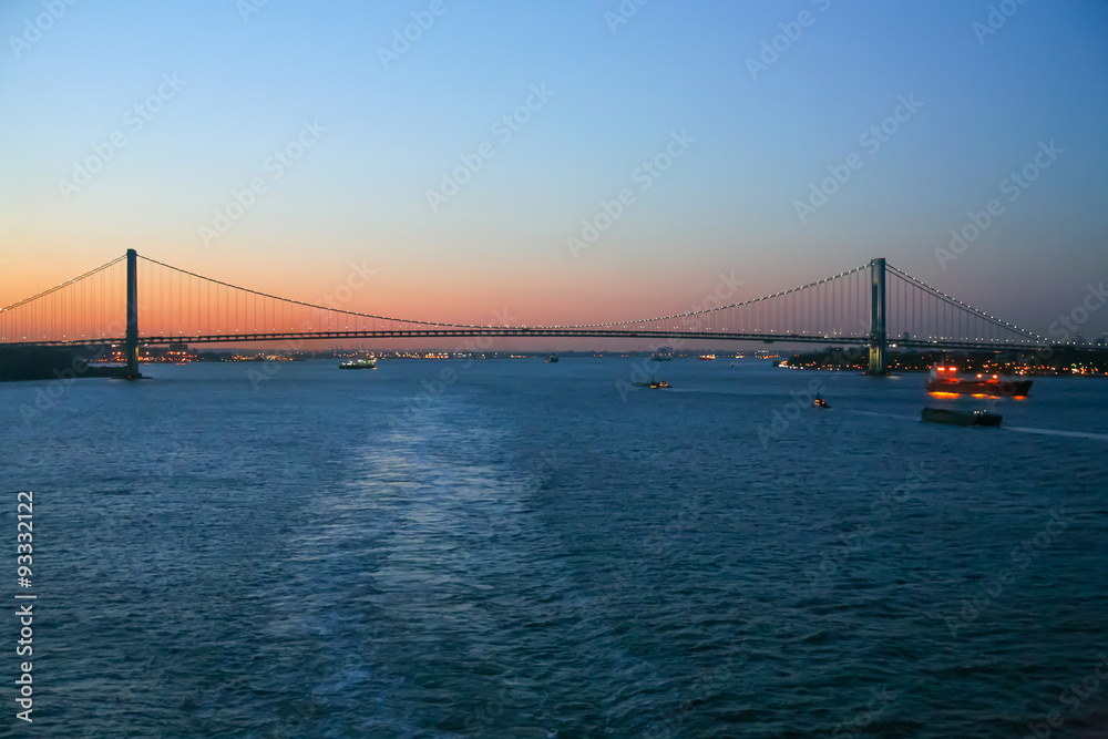 Fototapeta premium Verrazano Narrows Bridge in New York at sunset