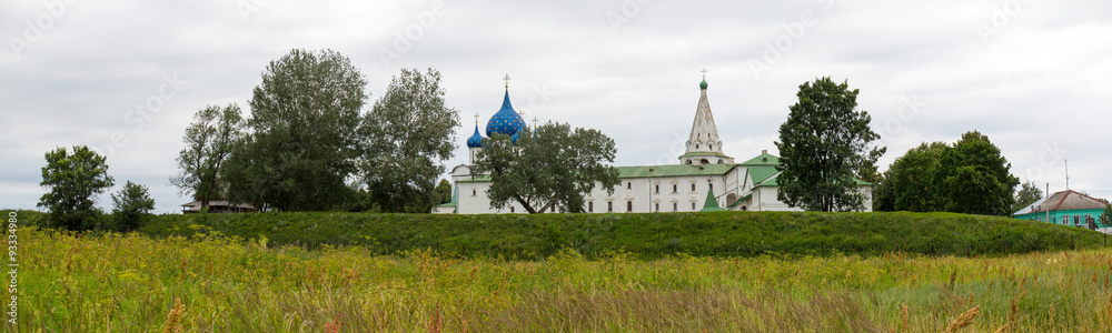 Вид Кремля и заливного луга в городе Суздаль. Россия.