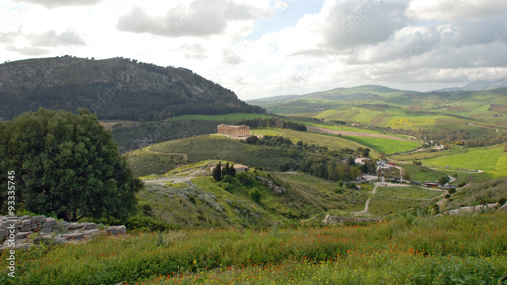 Fototapeta premium Landschaft mit griechischem Tempel