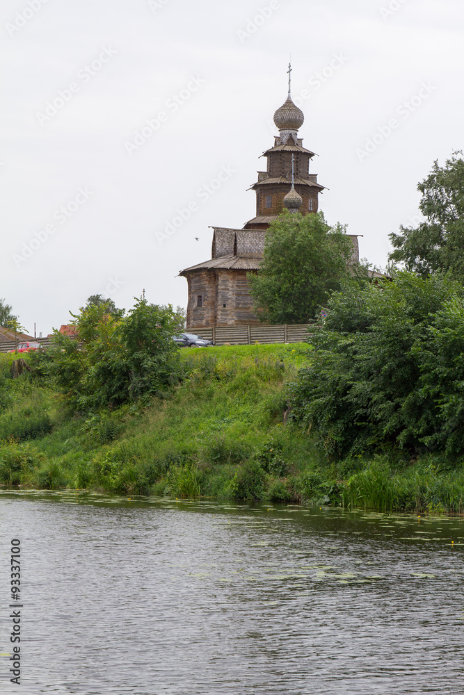 Вид старой деревянной церкви на берегу реки Каменка в городе Суздаль. Россия.