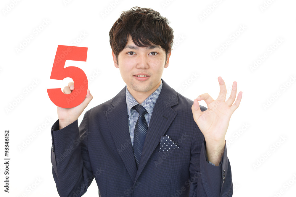 数字を持つ男性