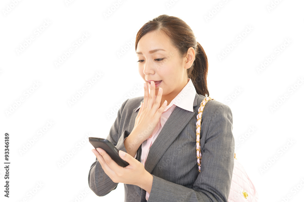 Naklejka premium スマートフォンを持つ女性