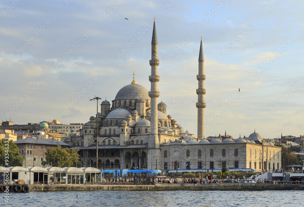 Obraz premium New Mosque (Yeni Cami) with sea water ,Istanbul,Turkey.