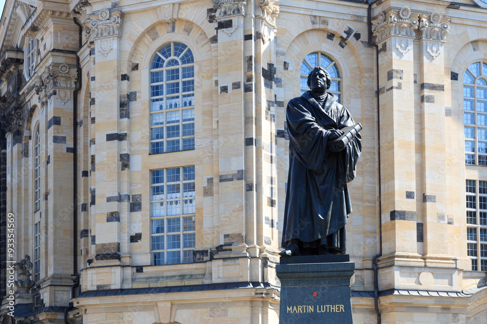 Obraz premium Martin Luther monument on Neumarkt in front of Frauenkirche, Dresden