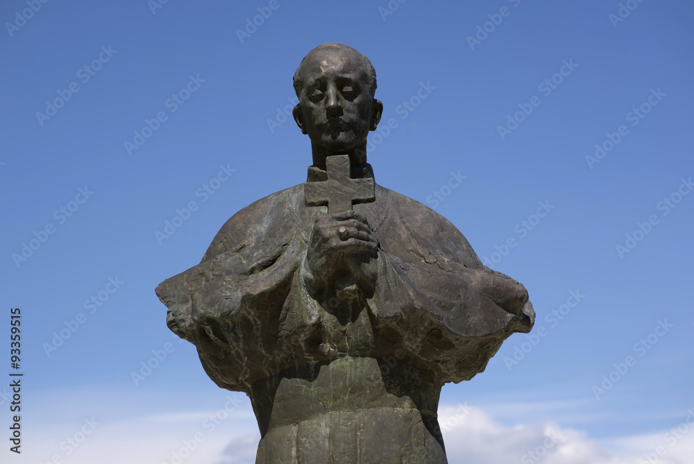 Prapatnica - statue of cardinal Stepinac