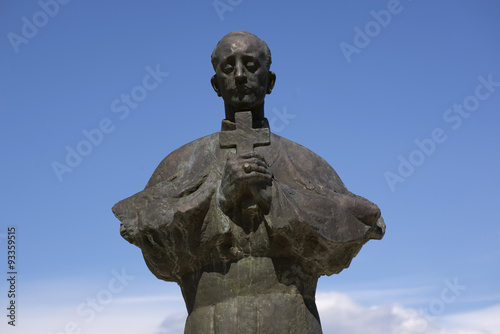 Prapatnica - statue of cardinal Stepinac