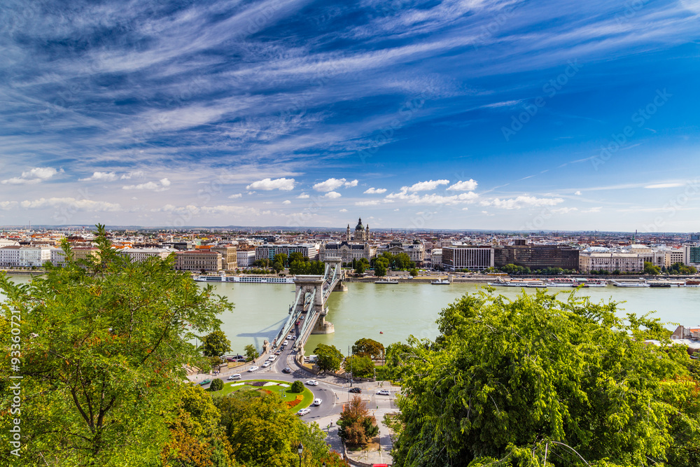 Fototapeta premium Chain Bridge on the Danube River in Budapest