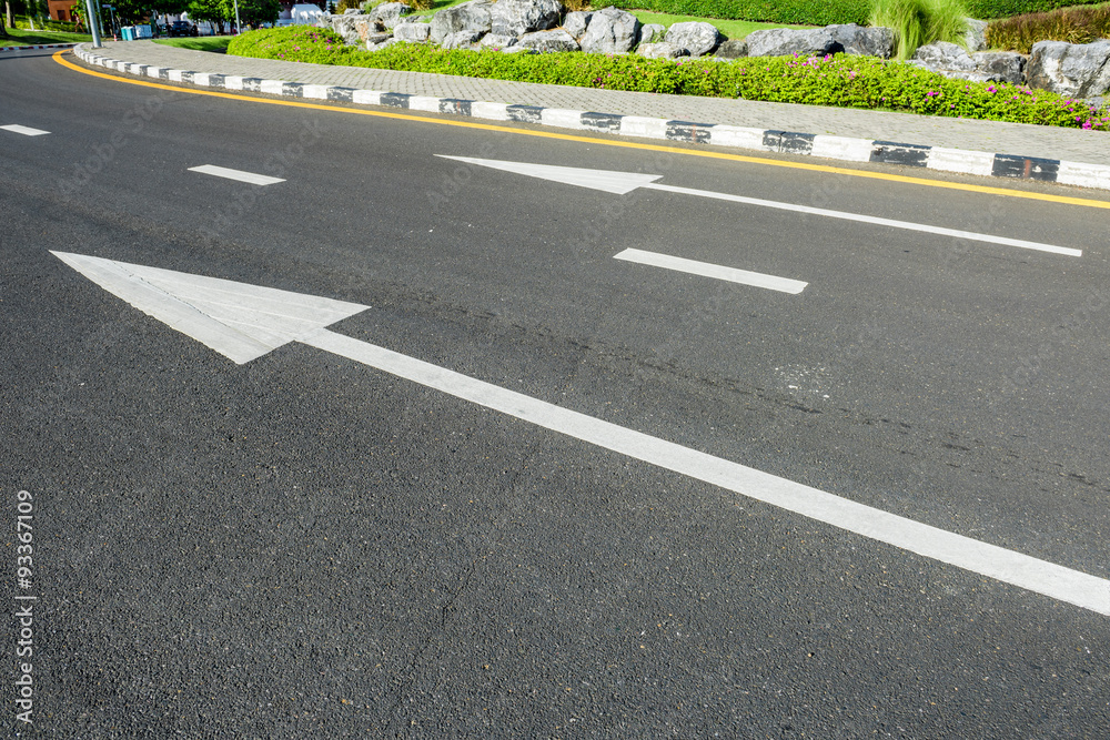 Obraz premium White arrow on Surface traffic