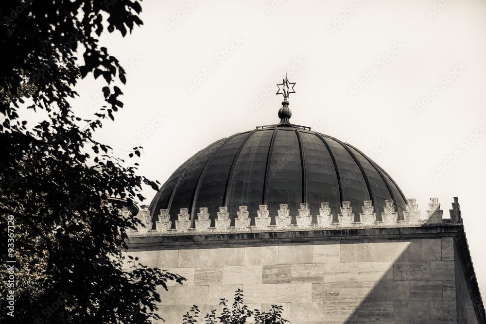 Obraz premium The Heroes' Memorial Temple near Dohany Street Synagogue at the Jewish quarter in Budapest, Hungary 