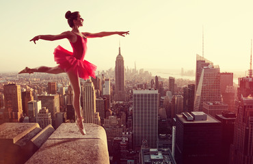 Sierkussen Foto van de dag Ballerina voor skyline van New York  © lassedesignen