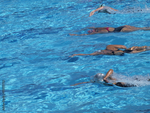 Women competition in the swimming-pool