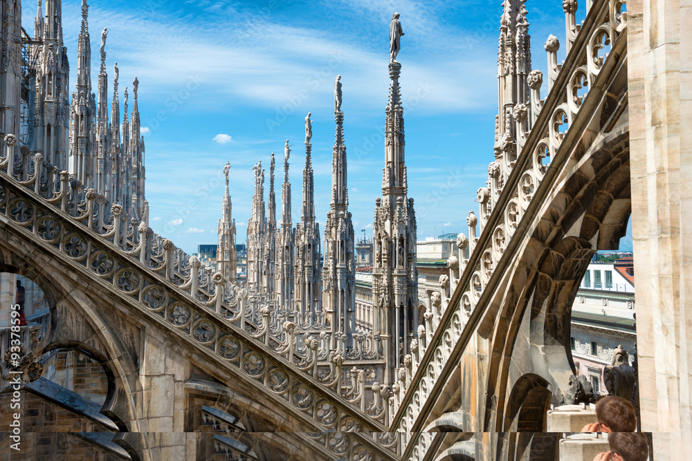 Obraz premium Posągi na dachu słynnej katedry Duomo w Mediolanie