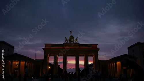 Berlin - Brandenburger Tor mit Touristen bei Sonnenuntergang im Zeitraffer