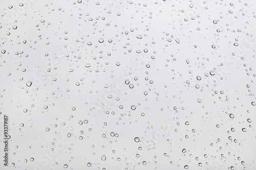gocce di pioggia sulla finestra e cielo nuvoloso photo
