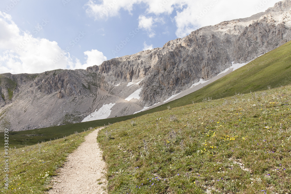 Sentiero di montagna. Trekking escursionismo sugli Appennini