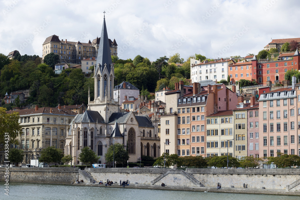 Obraz premium Vieux Lyon Eglise Saint George Quai de Saone 2015