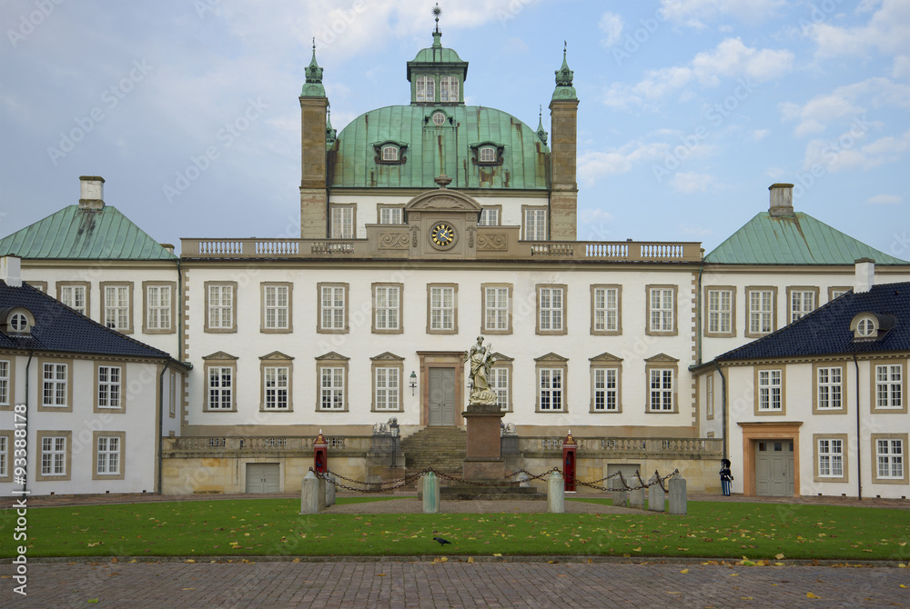 Фасад королевского дворца Фреденсборг. Дания