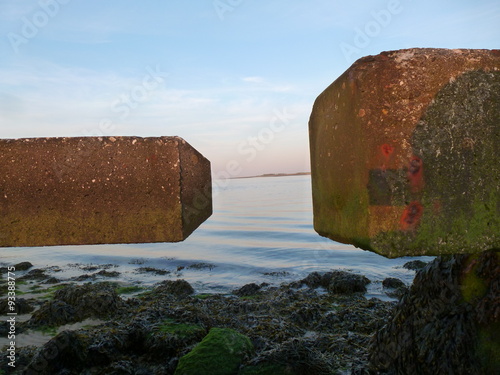 Verrostete Stahlbalken vor dem Meer