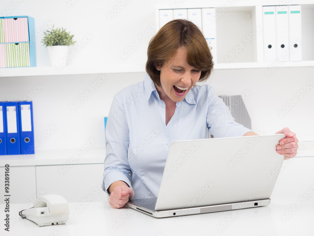 Erfolgreicher Abschluss einer Aufgabe am Notebook Erfolgreicher Abschluss einer Aufgabe am Notebook