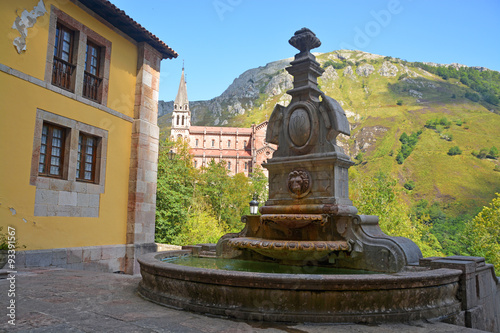 Fuente de piedra en el Santuario de Covadonga, Asturias