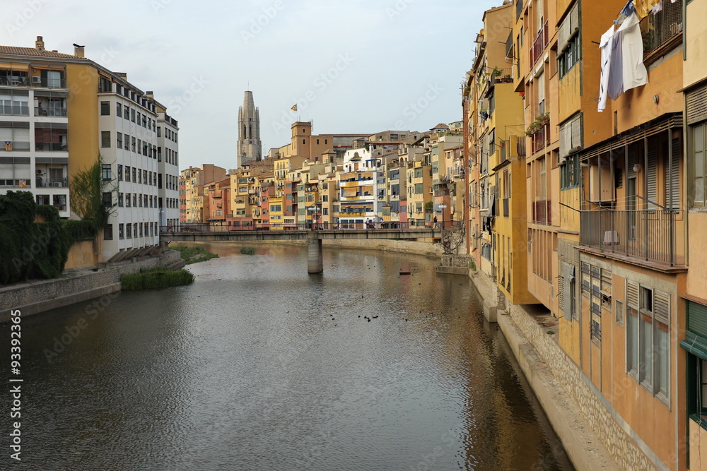 Girona, Espagne, maisons au bord du fleuve