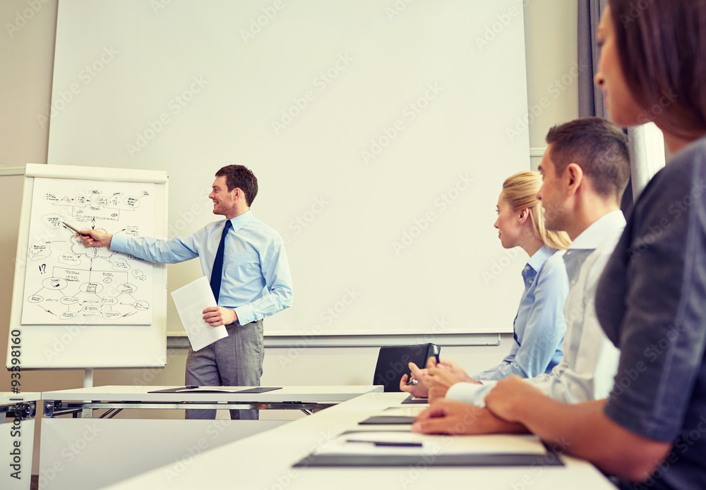 Obraz premium group of smiling businesspeople meeting in office
