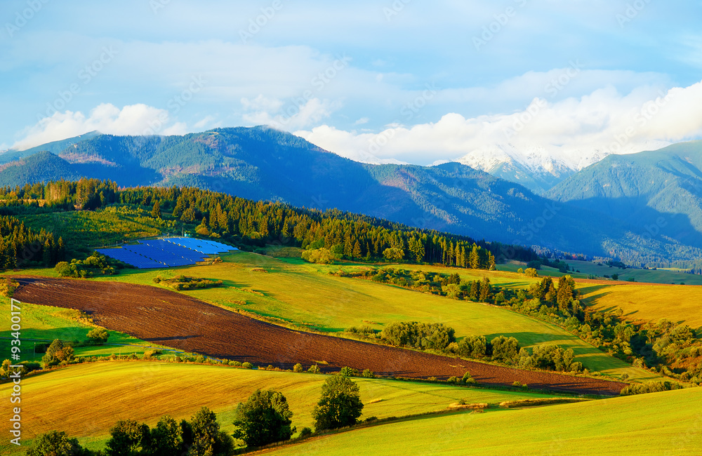 Obraz premium Solar power plant in the mountains on meadow