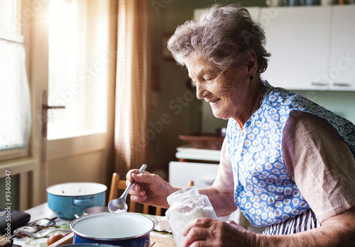 Fotografia, Obraz Senior woman baking