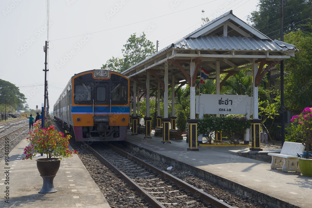Пассажирский поезд у перрона станции Чаам. Таиланд