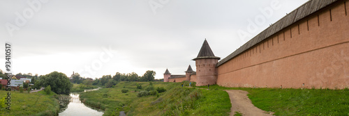 Панорама речки Каменка и Спасо-Евфимиева монастыря в городе Суздаль. Россия.