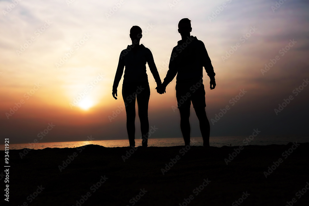 Paar geht im Sonnenuntergang spazieren