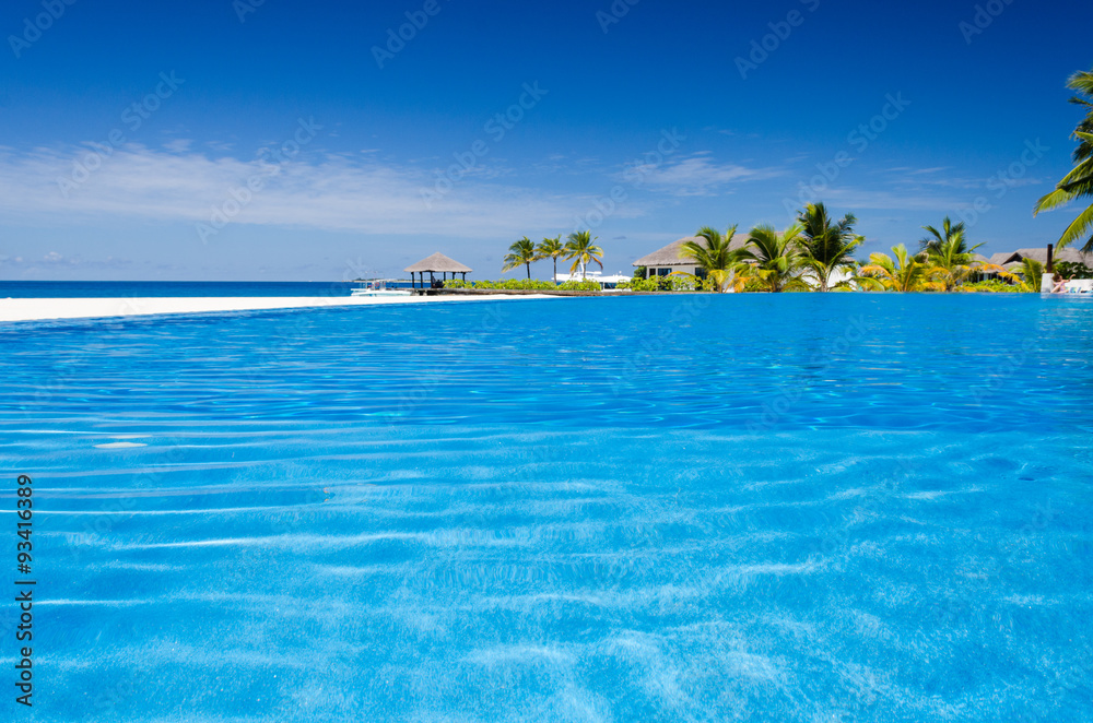 pool und strand in Malediven