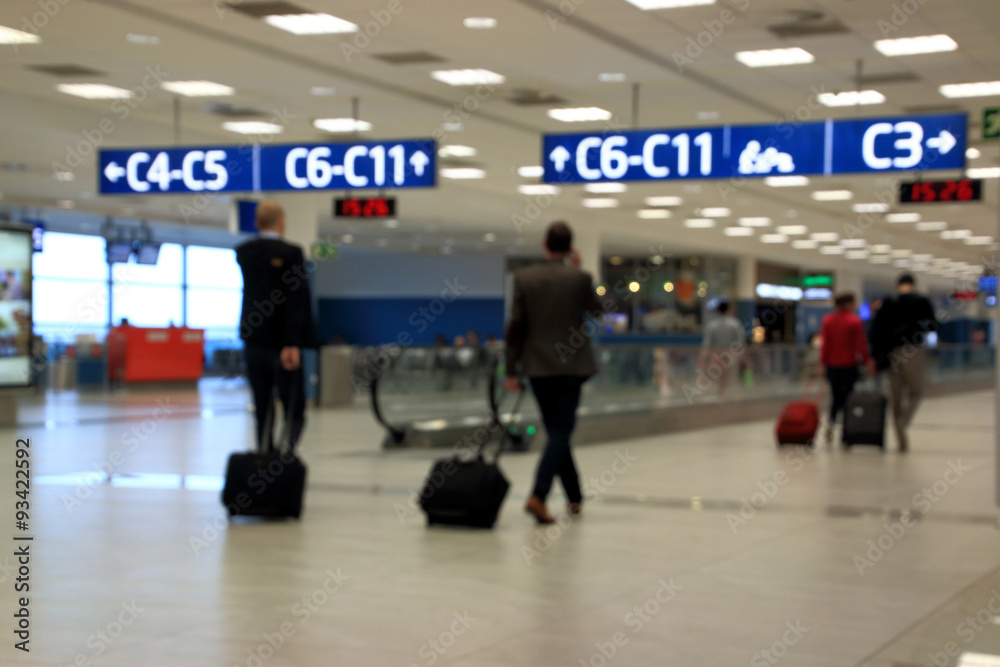 Passagiere warten am Flughafen im Abflugbereich