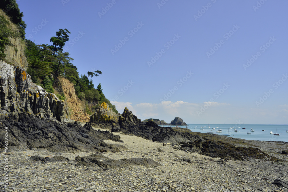Fototapeta premium plage de roches noires de Cancale (35260), département d’Ille-et-Vilaine en région Bretagne, France