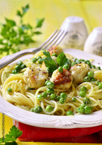 Spaghetti with chicken meatball and green pea.