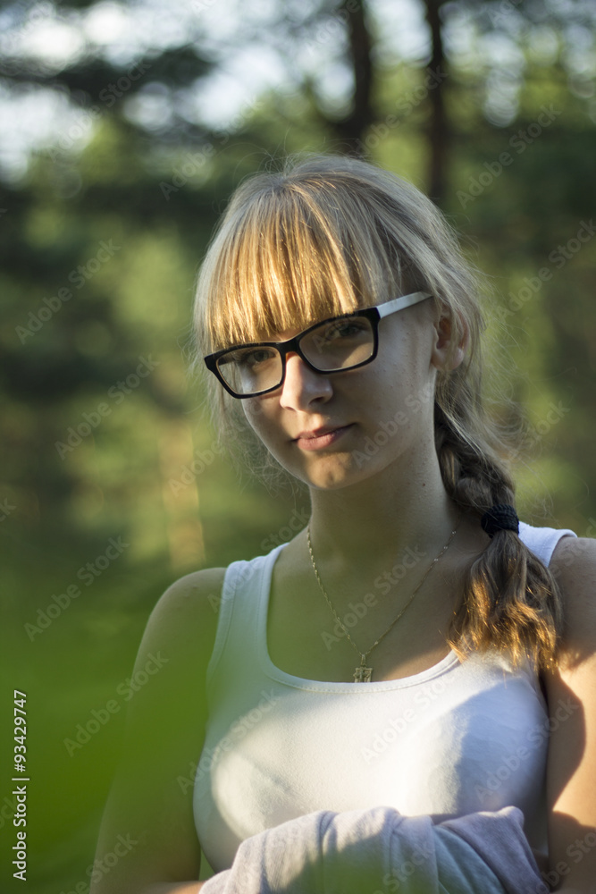 Блондинка с короткой стрижкой в очках (104 фото)