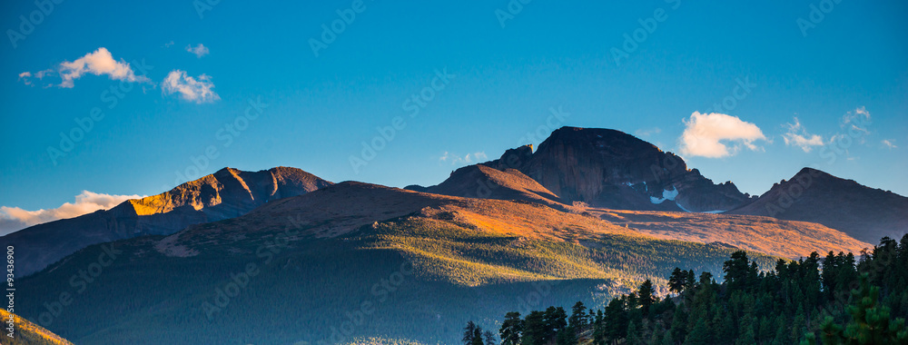 Fototapeta premium Longs Peak at Sunset Panorama