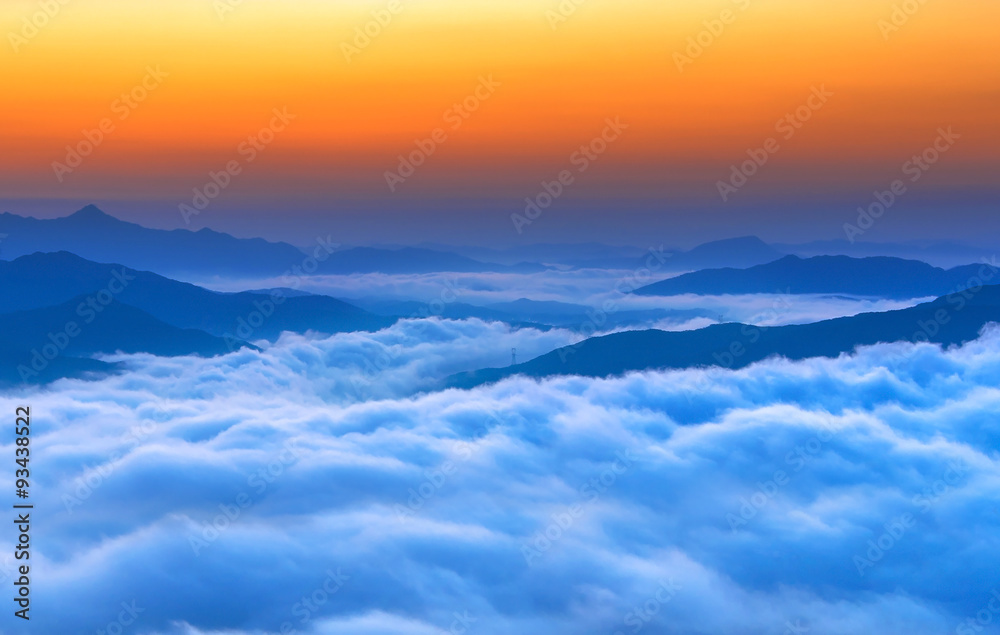 Obraz premium Seoraksan mountains is covered by morning fog and sunrise in Seo
