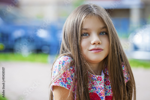 Canvas Print Beautifal little girl in the autumn park