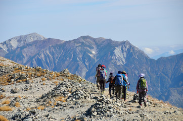 Canvas schilderij Alpinisme Bergtrekkers op bergkam Tateyama Japan  © KnoB