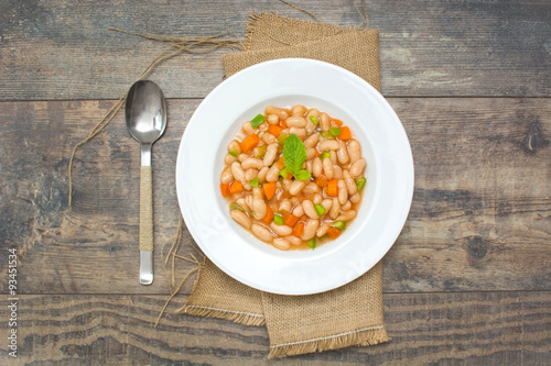 white beans with carrot and green pepper