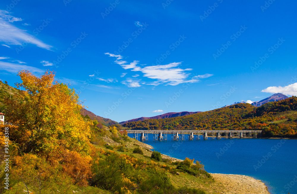 Ponte sul lago di Campotosto