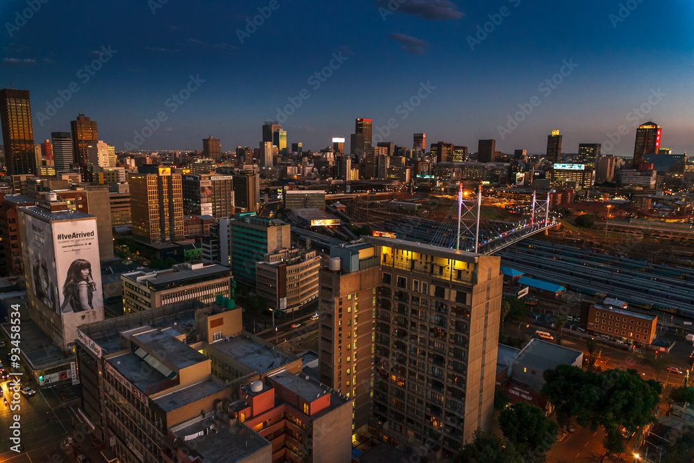 Naklejka premium Centrum Johannesburga o zachodzie słońca.