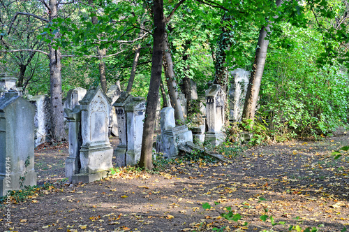 Gräberreihe in einem alten Friedhof photo