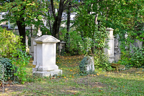 Gräberreihe in einem alten Friedhof © johnmerlin