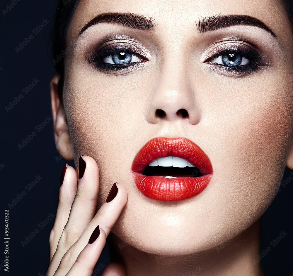 Foto Stock sensual glamour portrait of beautiful woman model lady with  fresh daily makeup with red lips color and clean healthy skin face | Adobe  Stock