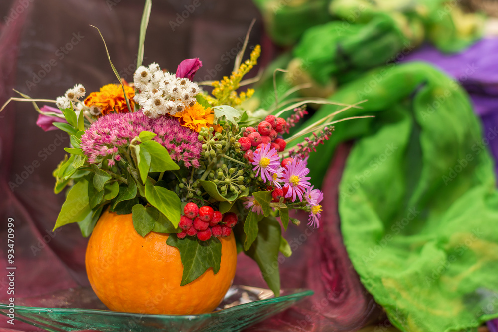 herbstliche Kürbisdekoration mit Blumen